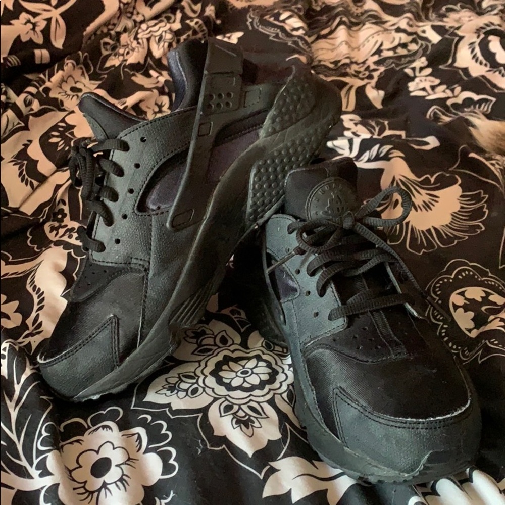 Size 8.5 women Nike Huaraches (fit like 7.5/8)
